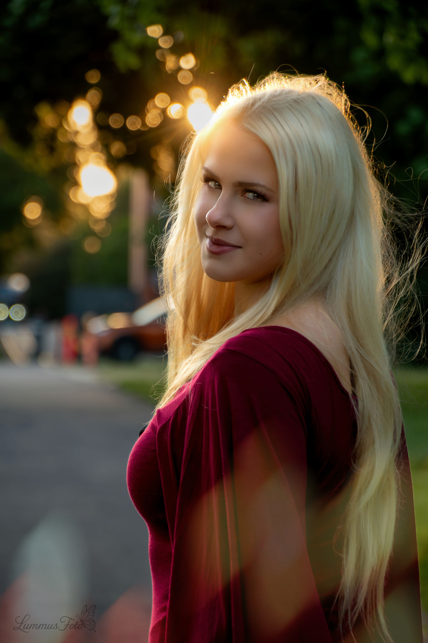 Elegantne portree naisega punases kleidis kuldsel tunnil.