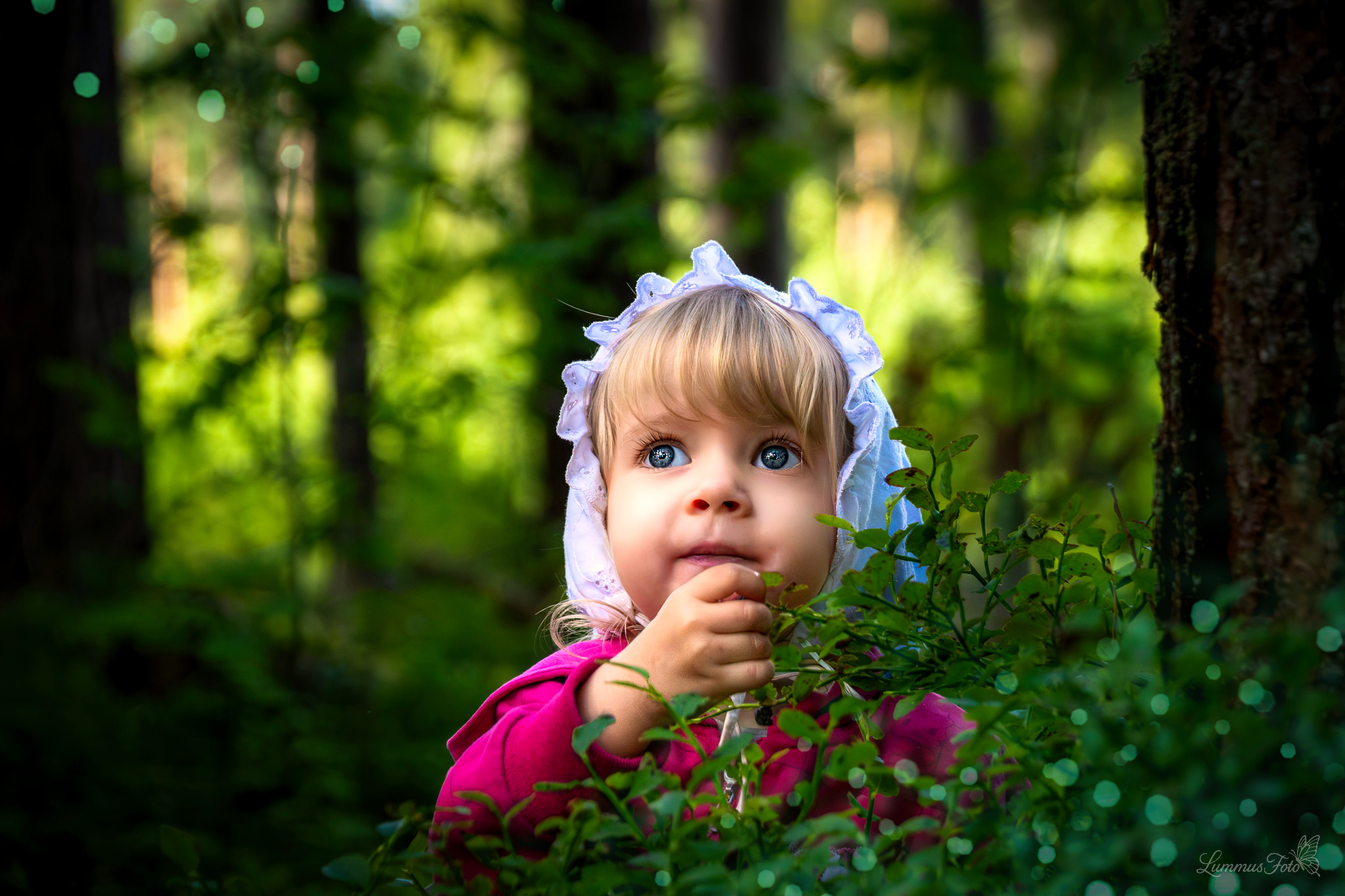 Väikelaps rohelises metsas – looduslik portreefotograafia Eestis.