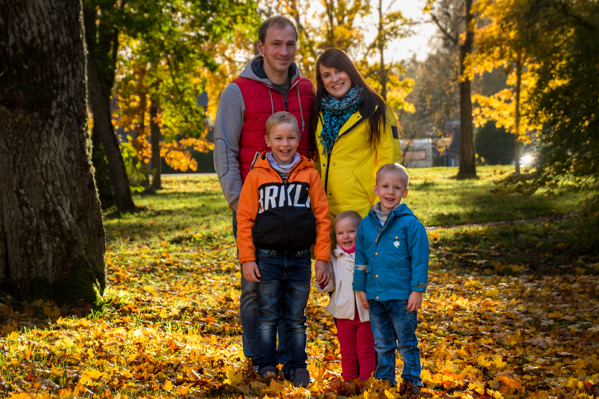 Sügis on perepiltide jaoks imeline aeg. Kuldsed lehed, pehme valgus ja värvikirevad jakid loovad loodusliku tausta, mis toob esile siirad emotsioonid ja lähedased hetked. Need sessioonid jäädvustavad rohkem kui lihtsalt naeratusi — need räägivad lugusid koosolemisest, mängust ja südamlikust sidemest. Iga pere on ainulaadne, ja just sügisel on looduses ruumi nii rahulikeks jalutuskäikudeks kui ka rõõmsaks lehemänguks.