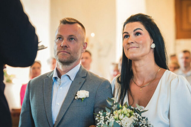 noorpaar Tuhala kirikus abiallumas