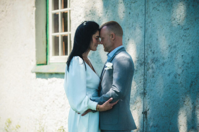 Pruutpaar embamas akna ees, õrn hetk