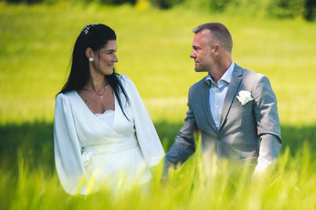 Pruutpaar rohelisel niidul vesteldes
