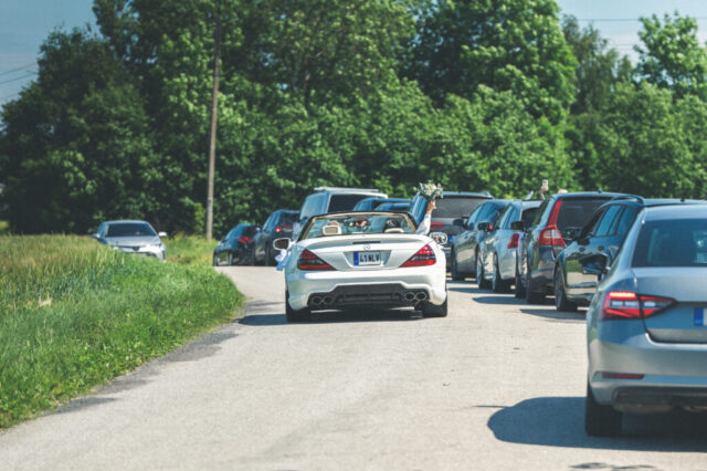 Pulmaauto sõidab külaliste autodest mööda