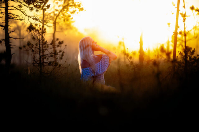 Naise portreefoto rabas, hommikune kuldne valgus