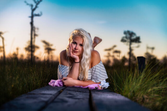 Naise portreefoto rabalaudadel, käed lõua all, hommikuvalgus