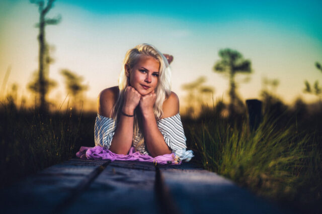 Naise portreefoto rabalaudadel, lokkis juuksed, hommikuvalgus