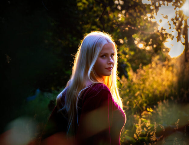 Naise portreefoto, blond neiu, päikeseloojang