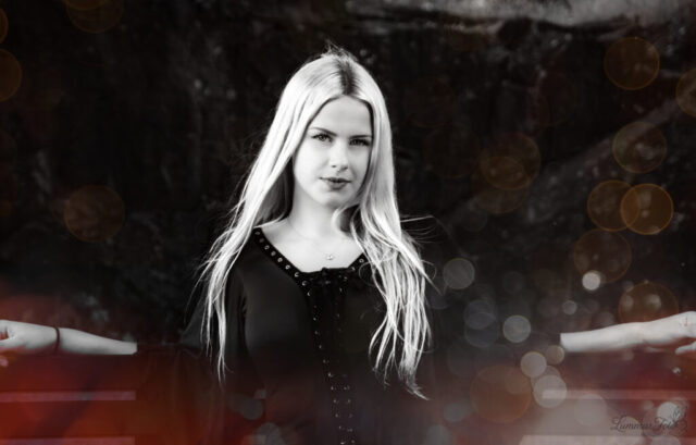Naise portreefoto, valged juuksed, kunstiline töötlus