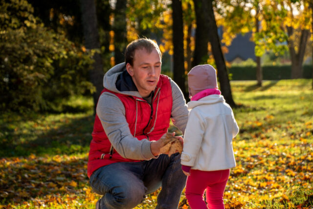 Isa ja tütar sügisisel jalutuskäigul