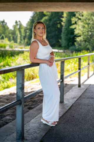Naise portreefoto sillal, valge kostüüm, metsataust, Kohila fotosessioon